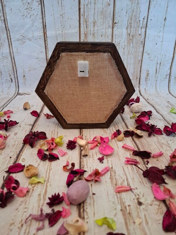 Sur le côté, un papillon doré en papier apporte une note légère et poétique à l’ensemble.