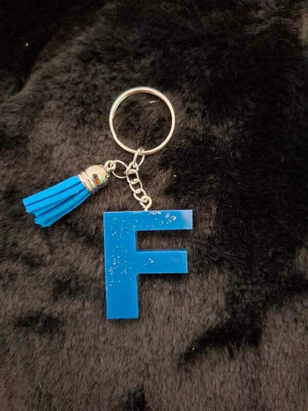 offrir-prenoms-initiales-femmes-hommes-mariage-saintvalentin-anniversaire-noel-artisanat-002 Accessoire élégant au style raffiné, parfait pour ajouter une touche personnelle à un sac ou une trousse.