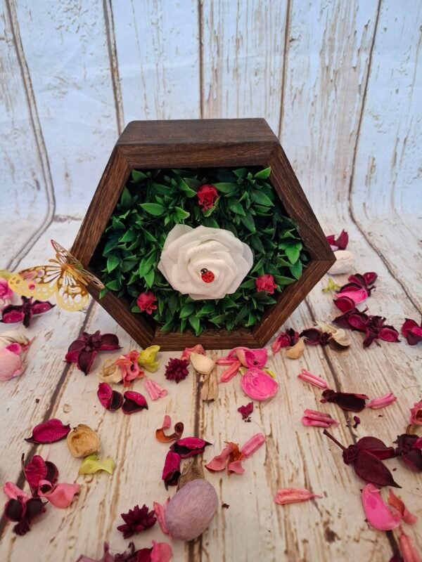 La pièce repose sur un support hexagonal stable, parfaitement adapté pour exposer la création dans n’importe quel espace.