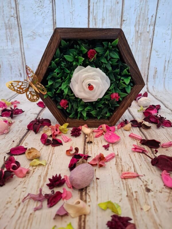 Chaque élément est réalisé à la main, offrant une pièce unique qui allie élégance, lumière et fantaisie.